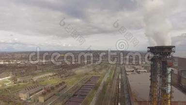 工业钢厂鸟瞰图.. 空中雪橇工厂。 飞越烟雾钢管厂